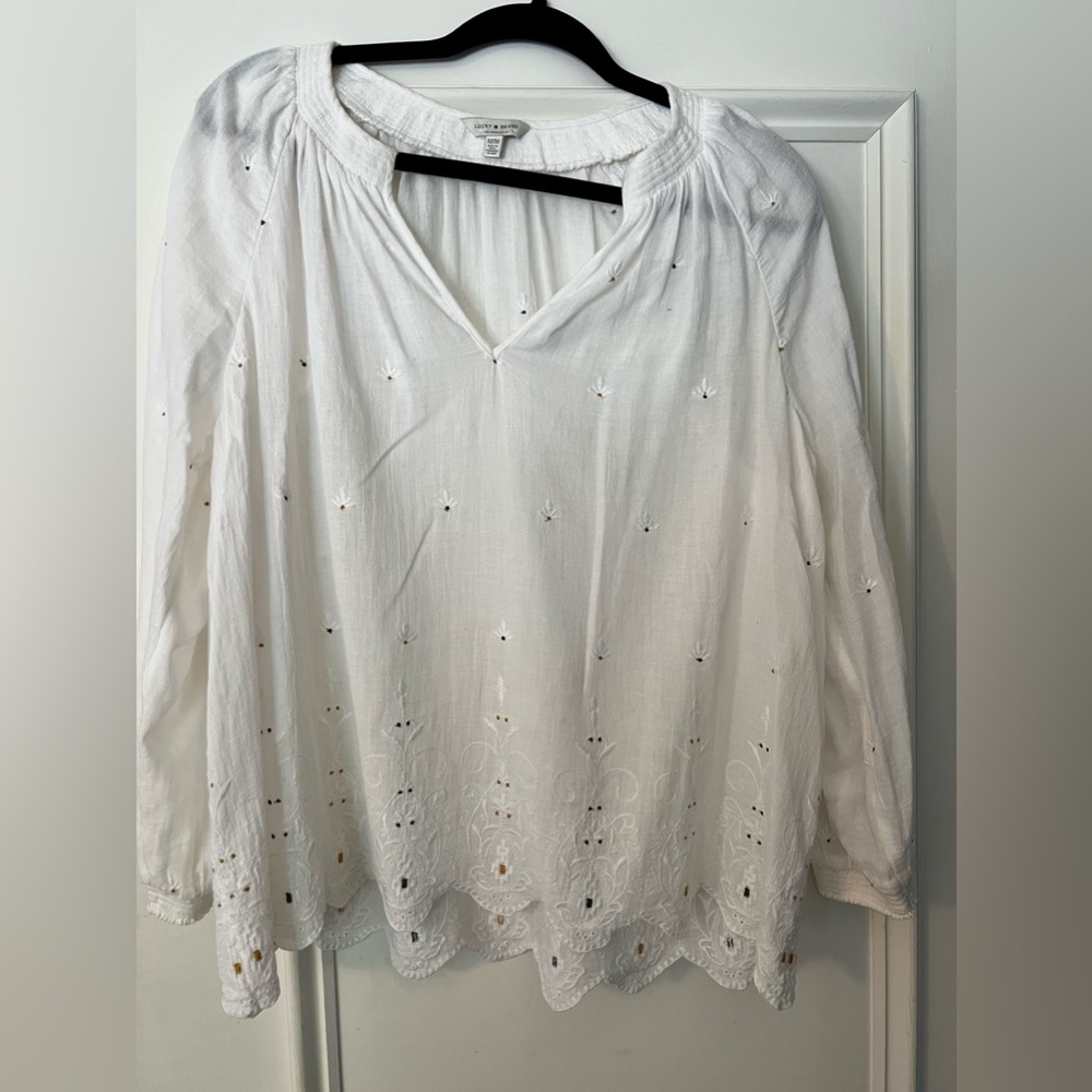 Lucky Brand like new cotton white blouse with embroidered flowers size medium